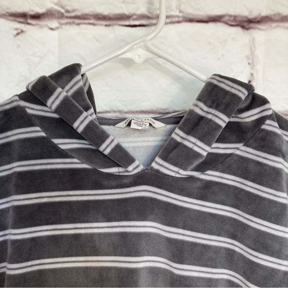 American Eagle Gray and White Striped Velour Hoodie SZ M Kangaroo Pocket - Picture 3 of 13